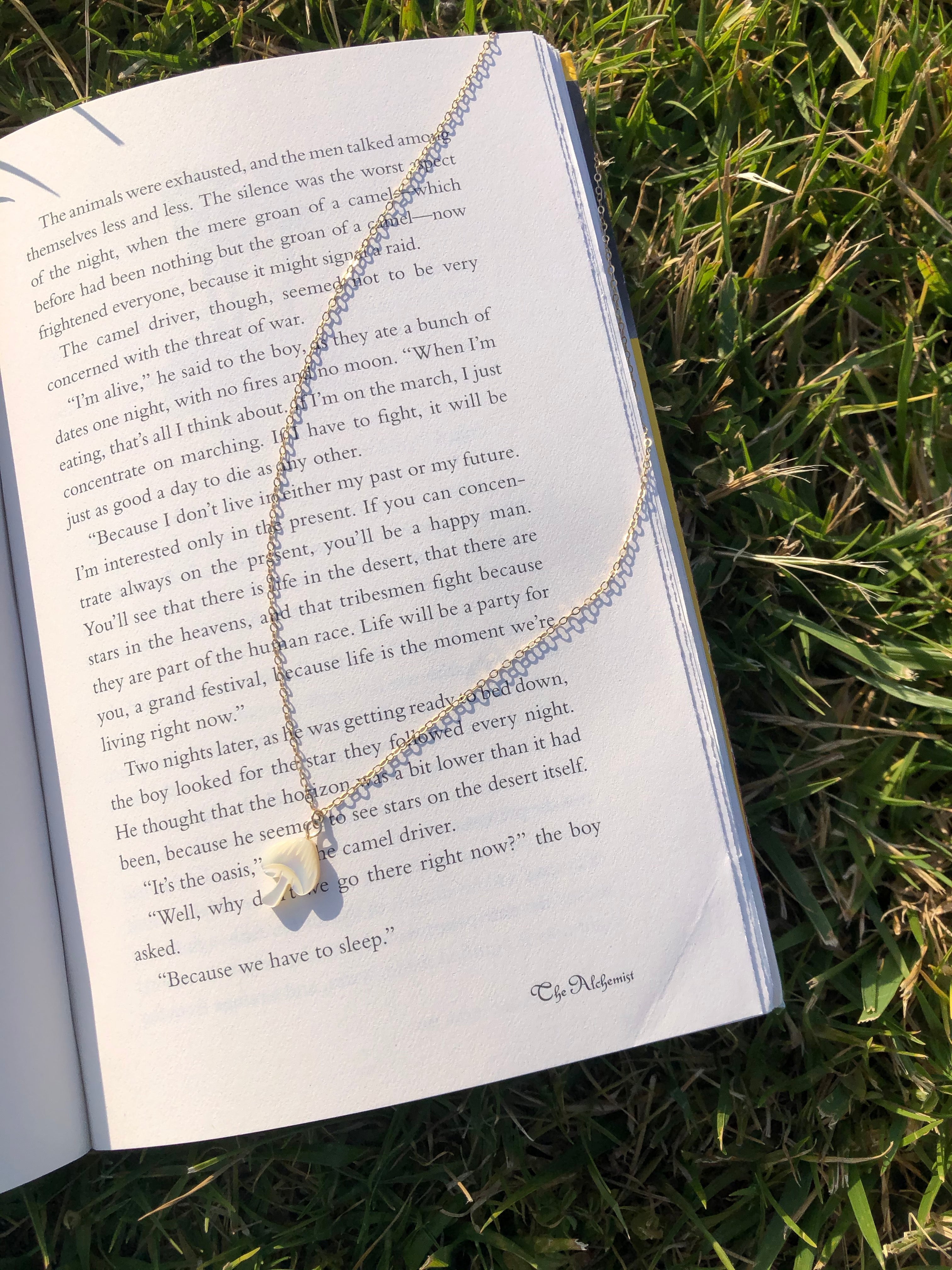 Collar vintage de perlas y hongos