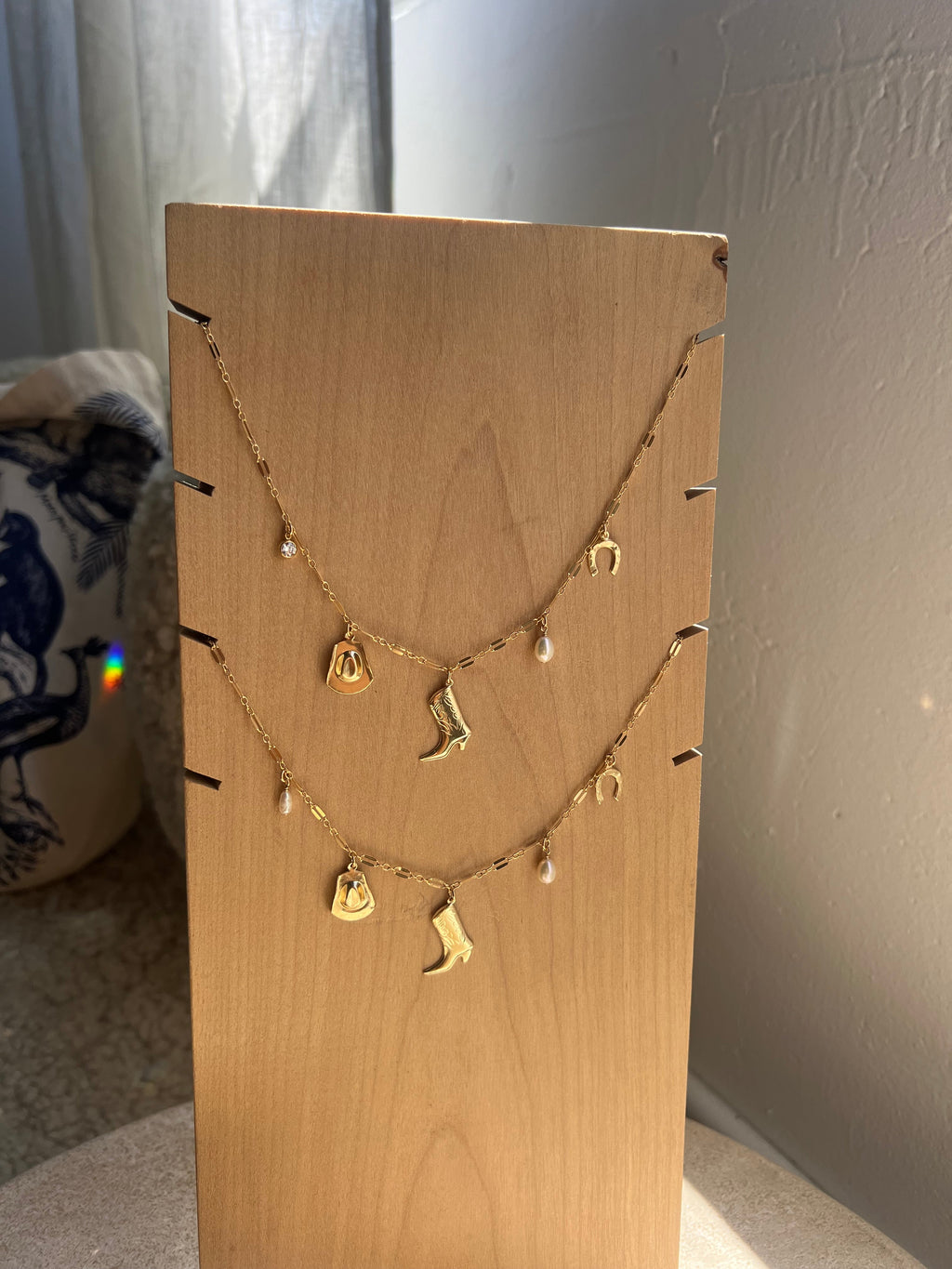 Collar con dijes occidentales