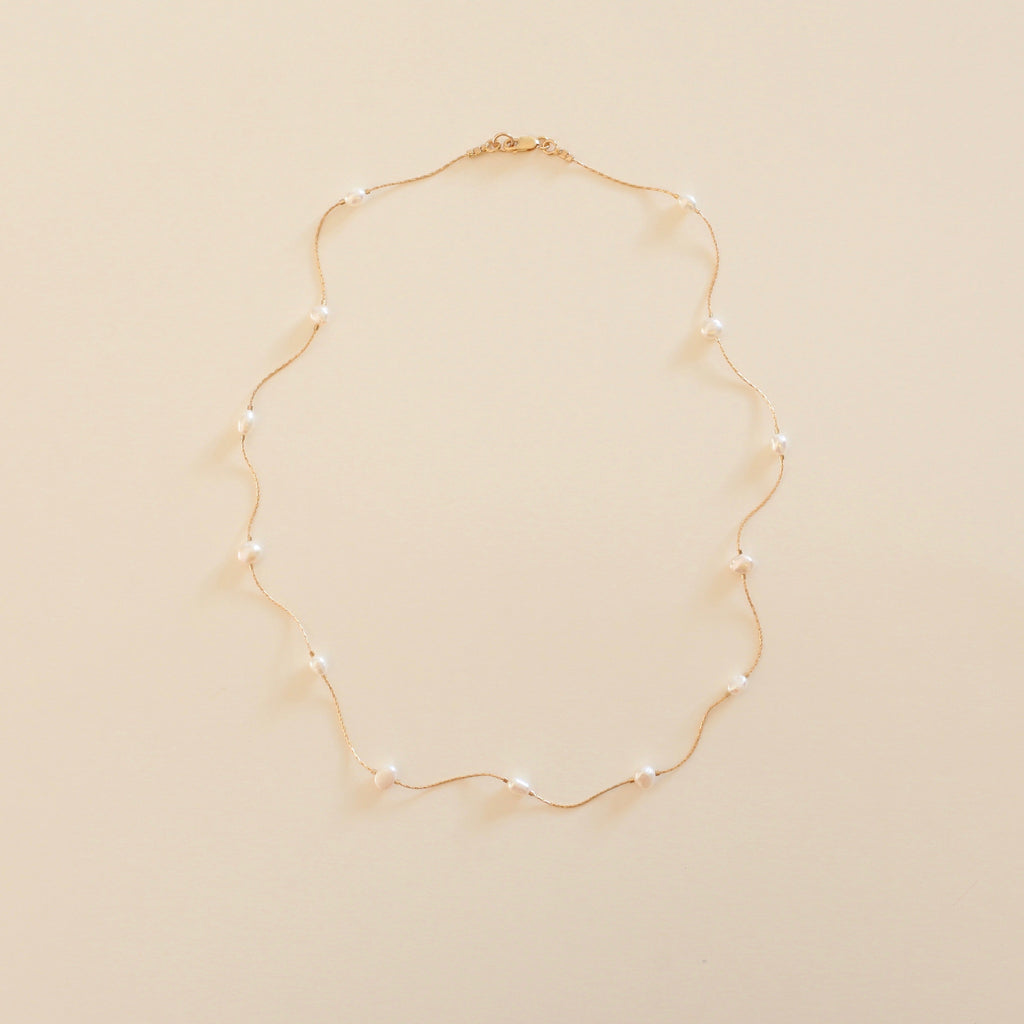 Collar de perlas flotantes