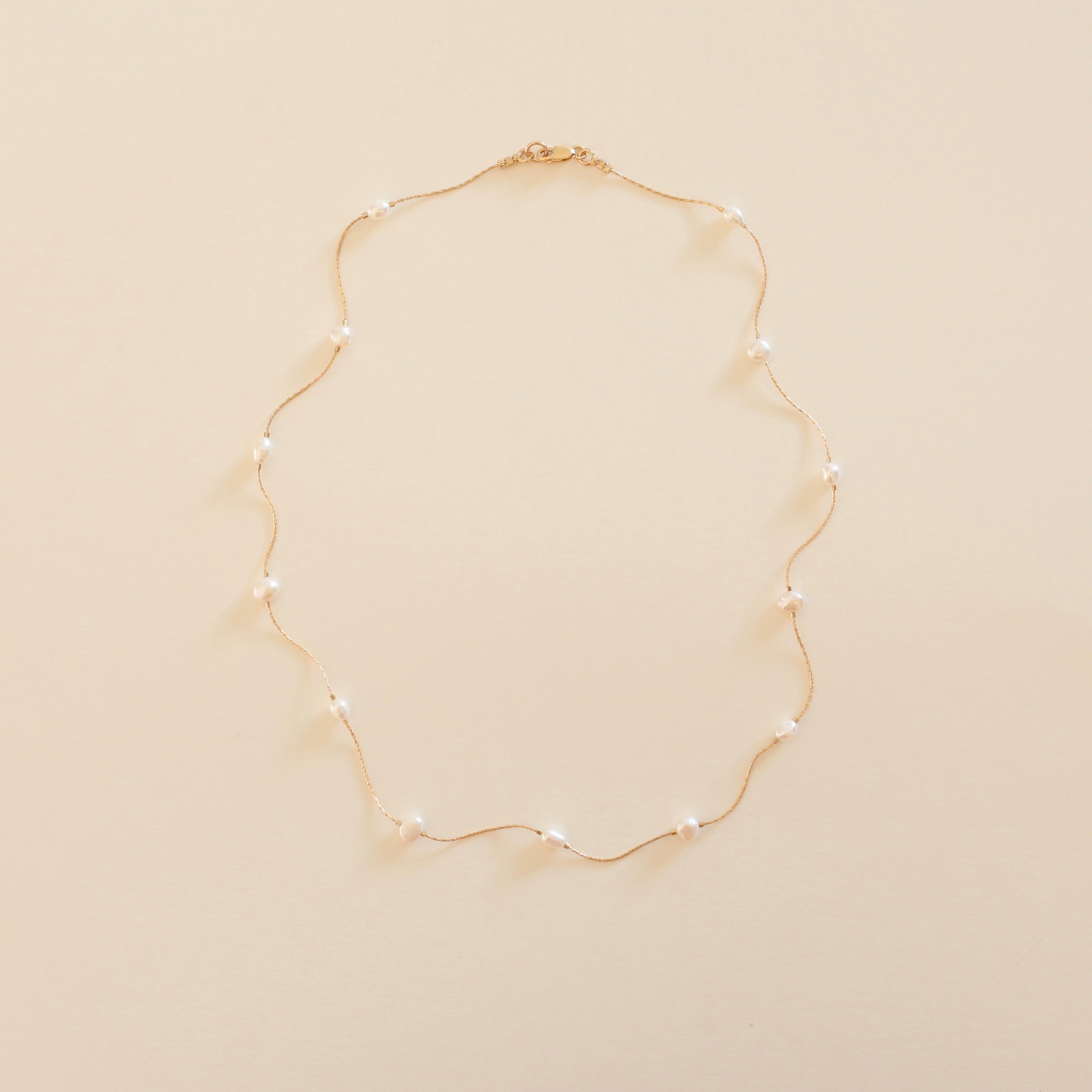 Collar de perlas flotantes