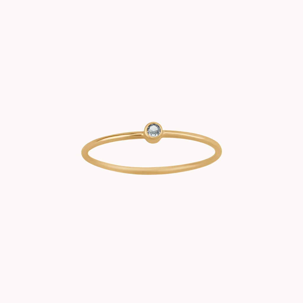 Anillo pequeño con piedra de nacimiento de marzo ∙ Aguamarina