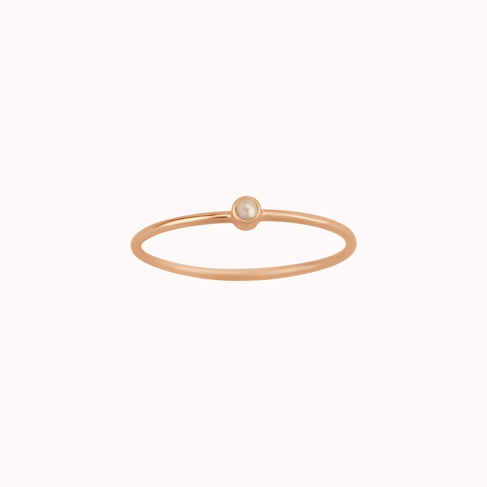 Anillo pequeño con piedra natal de junio ∙ Perla