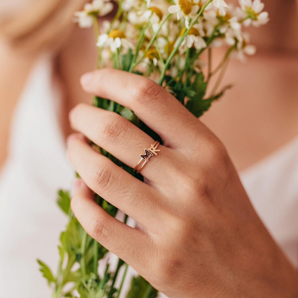 Anillo con inicial de Ava