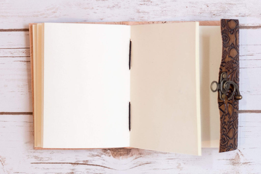 Diario con cierre floral en relieve de Soothi