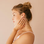 Anillo pequeño con piedra de nacimiento de enero ∙ Granate