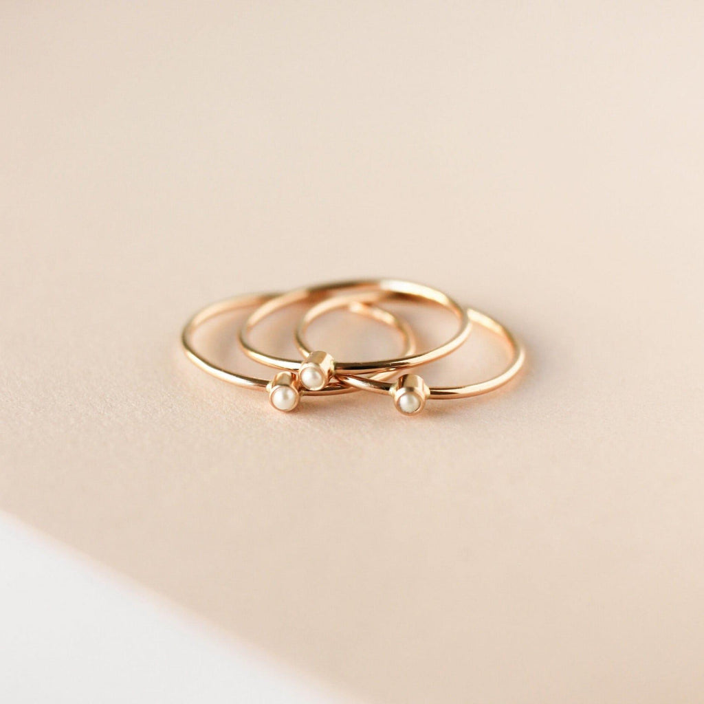 Anillo pequeño con piedra natal de junio ∙ Perla