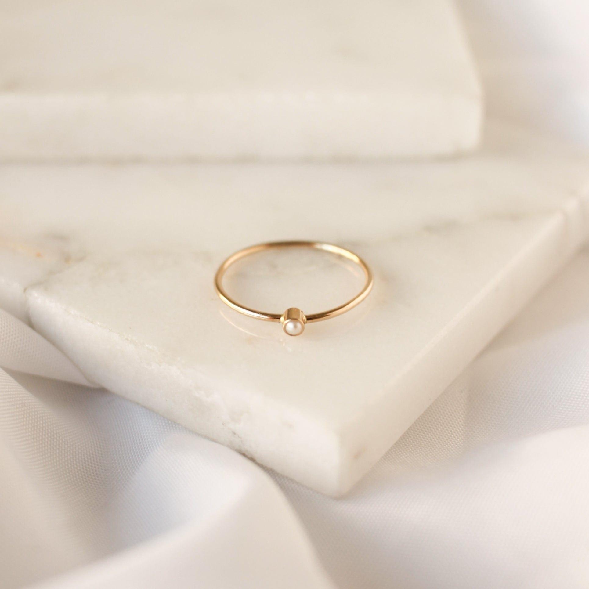 Anillo pequeño con piedra natal de junio ∙ Perla